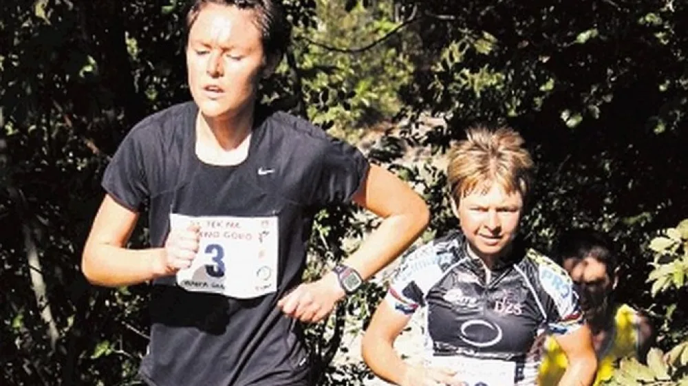 Mateja Kosovelj (v ospredju) je v klanec Tanji Žakelj (v ozadju)  dajala odličen ritem.