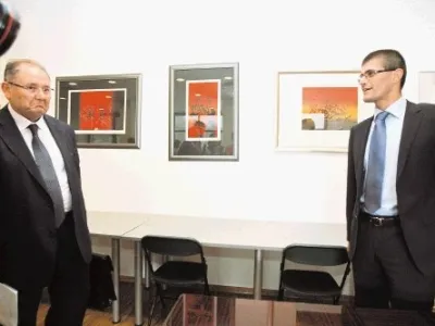 Ernest Aljančič (levo, ob njem je predsednik HZS Matjaž Rakovec) je pred  natanko štirimi tedni naznanil uradno slovo iz slovenskega hokeja, v katerem pa  očitno še ni rekel zadnje besede.