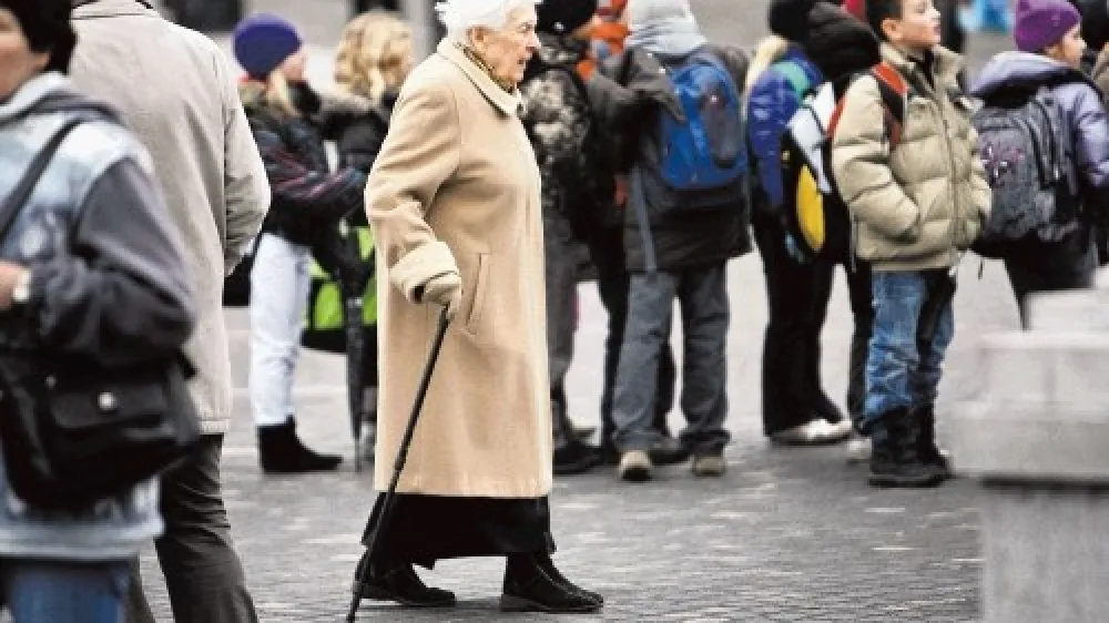 Po novi socialni zakonodaji morajo prejemniki varstvenega dodatka, ki imajo kaj premoženja,  dobro pretehtati, ali naj pomoč države sprejmejo, saj  bo ta porabljena sredstva zanjo po njihovi smrti  praviloma poravnala iz zapu&scaron;čine, ki je bo zato za dediče ostalo manj. Ti bodo (tudi) zato morali  premisliti, ali ni bolje, da finančno pomagajo svojim  star&scaron;em, starim star&scaron;em, tetam, stricem..., da bodo ti zmogli brez državne pomoči. Poleg socialnega bomo torej v novem letu potrebovali tudi več medgeneracijskega dialoga...