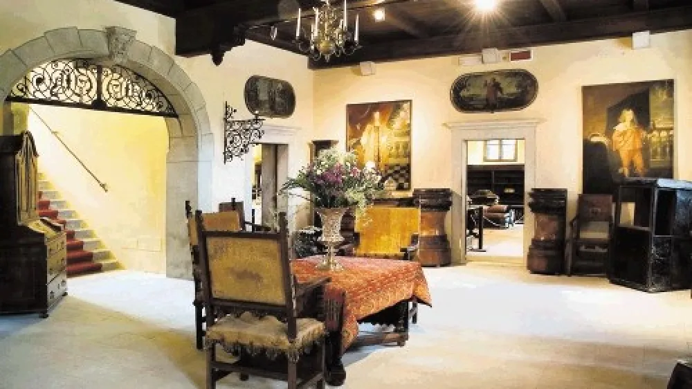 V veži palače Coronini Cromberg, zadnjem domovanju Karla X., vedno  cvetijo rože.