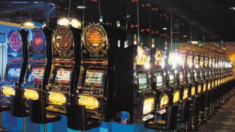 Predvidoma že danes bo Casino Bled oziroma Gold Club objavil namero za  prevzem Casinoja Portorož (na fotografiji), paradržavnima skladoma pa naj bi za  delnice ponudil več kot konkurenčni prevzemniki s Casinojem Riviero na čelu.