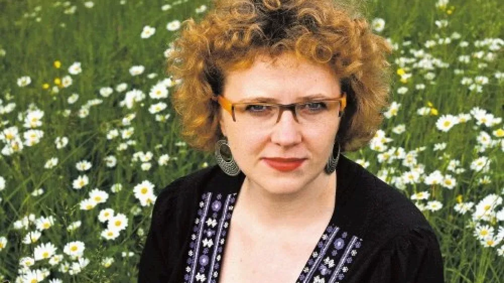 Pisateljica, pesnica, prevajalka in moderatorka literarnih večerov Stanka Hrastelj je za roman Igranje dobila modro ptico,  novo in trenutno najbolj donosno slovensko literarno nagrado za posamezno delo, ki &scaron;teje 12.000 evrov, podeljuje pa jo  skupina Mladinska knjiga. Igranje je njen prozni prvenec, doslej je izdala &scaron;e dve samostojni zbirki poezije in bila uvr&scaron;čena  v &scaron;tevilne pesni&scaron;ke zbornike in antologije. Na podelitvi je povedala, da je nagrajeni roman večinoma nastal pred razpisom  natečaja, temelji pa na njenem srečanju s shizofrenijo, boleznijo, s katero se je bojeval njen oče, roman pa si je zamislila  kot &raquo;rentgensko sliko njenega doživljanja te bolezni&laquo;.