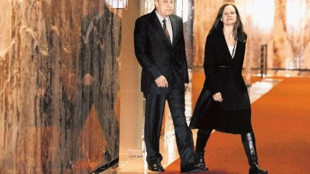 Včeraj popoldne sta se v prostorih poslanske skupine DeSUS sestala kandidat za mandatarja Zoran Janković in predsednik  DeSUS Karl Erjavec, vendar po sestanku nista dajala izjav.