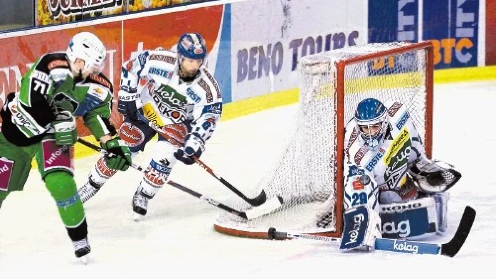 Olimpijin Bo&scaron;tjan Goličič (v zelenem) se proti Beljaku ni vpisal med strelce, a se je s soigralci veselil zmage s 4:1.