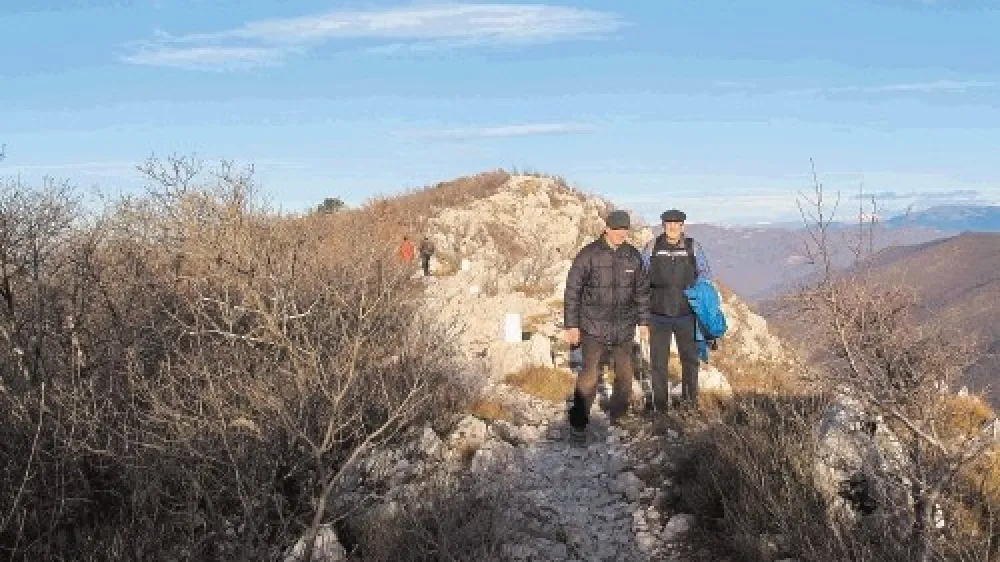 Po grebenu Sabotina vodi učna pod od ru&scaron;evin cerkvice sv. Valentina do nekdanjih karavel.