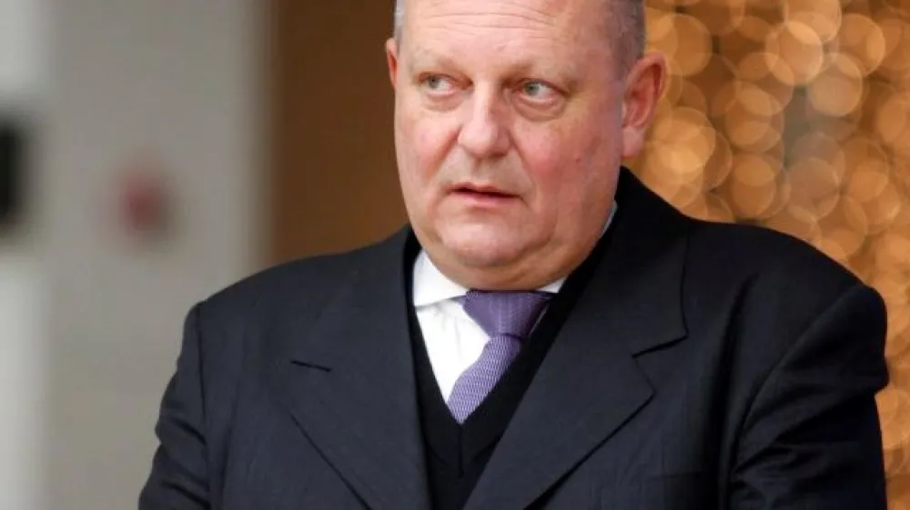 Tudi pri preprodaji Delamarisove ribje dejavnosti je mogoče zaslediti imena, ki se pojavljajo v poslih z Delamarisovimi nepremičninami in kmetijo Bužekijan. Večina jih je tako ali drugače povezana z odvetnikom Mirom Senico.