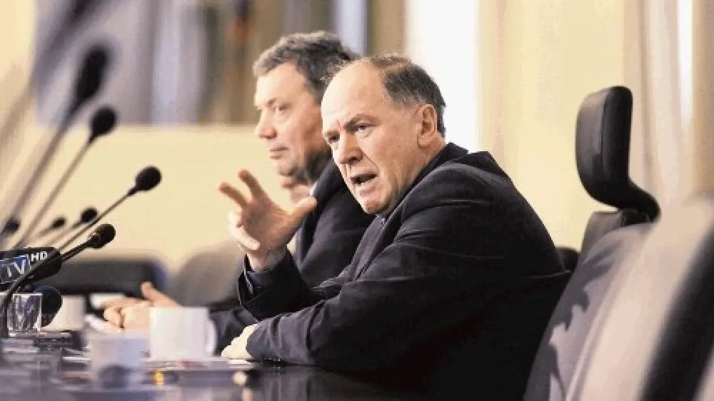 Sindikati (Du&scaron;an Semolič, na fotografiji desno)  in delodajalci (Jože Smole) so si glede  ocene stanja dokaj enotni, razhajajo pa  se glede ukrepov.