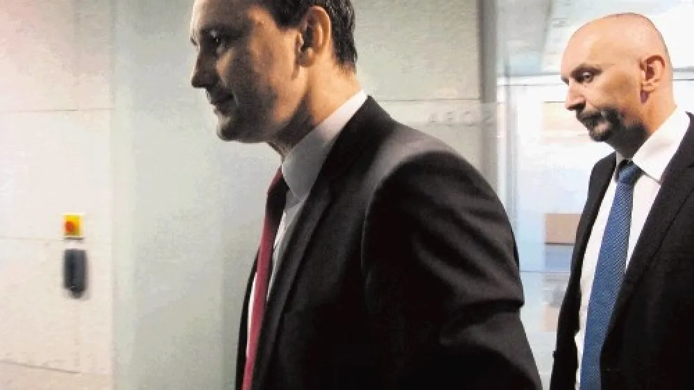 Andrej Plos (na fotografiji desno) bo na čelu Nove Kreditne banke Maribor (NKBM), ki jo vodi od odstopa Matjaža Kovačiča (levo), dolgoročno ostal le, če bo &raquo;preživel&laquo; revizijo Banke Slovenije.