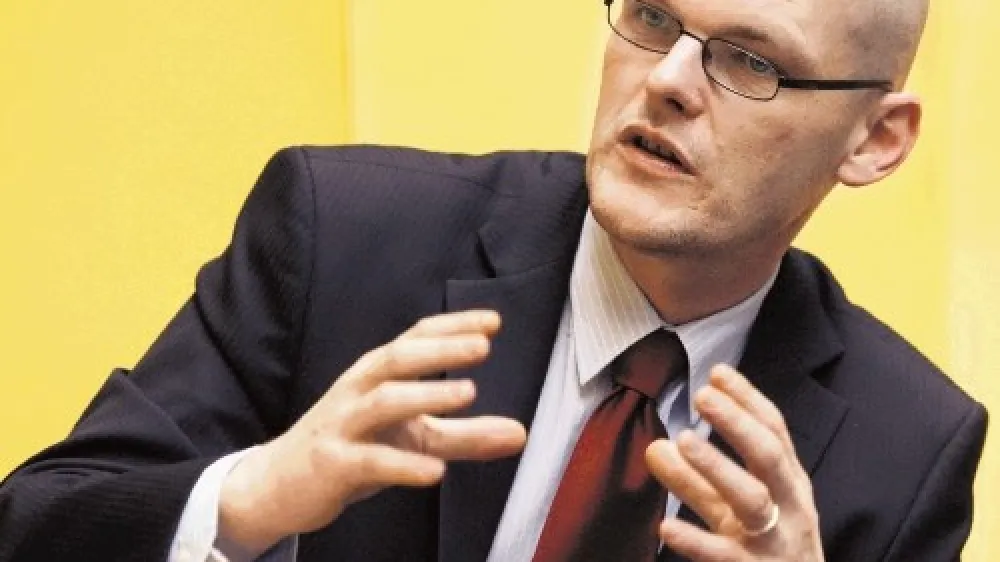 Komisiji za preprečevanje korupcije so v preteklosti očitali, da je &scaron;e pred izvedbo postopka objavila neko stali&scaron;če ali določeno načelno mnenje, s čimer je včasih otežila nadaljnje postopke drugih organov.  Predsednik komisije Goran Klemenčič (na fotografiji)  je pojasnil, da so se zato zavestno odločili, da glede javnosti ne bodo &raquo;skakali na prvo žogo in iskali pozornosti kamer ter zgolj na podlagi ene informacije dajali zaključnih sodb, potem pa prepustili drugim organom, da zadevo pripeljejo do konca ali pa tudi ne&laquo;.