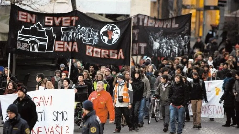 Ne gre za tuje &scaron;tudente, ki so ostali brez &scaron;tipendij, gre za tujce, ki so redno vpisani na slovenske fakultete in bodo v Sloveniji pod enakimi pogoji kot njihovi slovenski kolegi &scaron;tudirali &scaron;tiri leta. &raquo;Čigavi &scaron;tudenti pa smo, če ne va&scaron;i?&laquo; se ob tem spra&scaron;ujejo ti &scaron;tudenti.