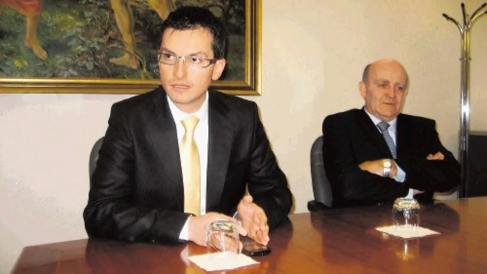 Ob nastopu funkcije je župana Marjana &Scaron;arca (v ospredju levo), ki so mu kmalu začeli očitati kadrovski cunami in celo mobing,  &scaron;e spremljal direktor občinske uprave Vladimir Koro&scaron;ec, ki naj bi si sam &raquo;zaželel&laquo; v pokoj le nekaj mesecev pred iztekom mandata.  Tudi drugi zamenjani niso izgubili služb, le položaje in plače so jim zmanj&scaron;ali, a kaže, da nekaterim nezakonito.