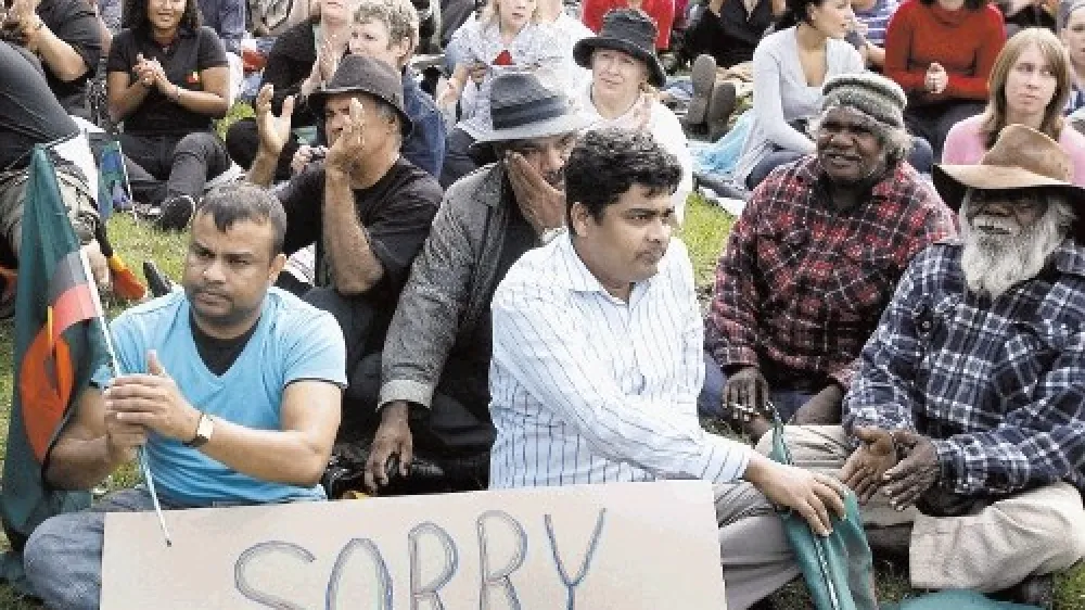 Leta 2008 se je množica ljudi zbrala, da bi v živo poslu&scaron;ala govor tedanjega premirja Kevina Rudda, ki se je aboriginom opravičil za zgodovinske krivice nad njimi, tudi za politiko asimilacije, ko so njihove otroke odtujevali in jih dajali v vzrejo belskim družinam. Zdaj staroselci čakajo, ali bo Avstralija njihov jezik in dedi&scaron;čino priznala tudi v ustavi.