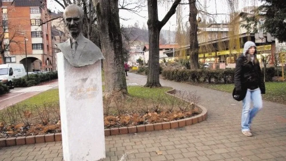 Kip dr. Janeza Drnov&scaron;ka so občani vzeli kot del mesta in tudi včeraj so mimoidoči stopili na &Scaron;vaganovo stran.