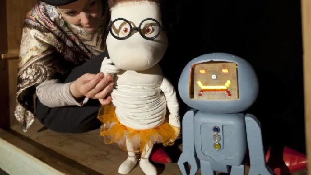 S svojim avtorskim prvencem Vsi drugačni, vsi čudni je Maja Kun&scaron;ič ustvarila  duhovito in nezapleteno postavitev, s katero ji je uspelo nasmejati gledalce,  obenem pa jim je nevsiljivo ponudila tudi material za pogovor in razmislek.