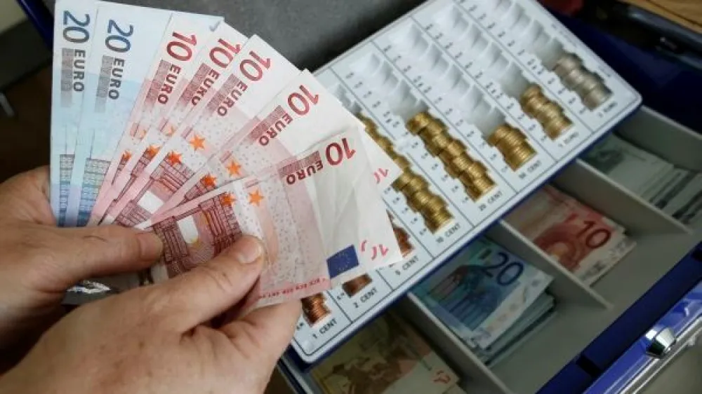 &raquo;Po padcu pokojninske reforme je država popolnoma odsotna  na tem področju,&laquo; je kritična Karmen Dietner (na fotografiji),  članica uprave Pokojninske družbe. Poudarja, da manjka  pozitivnih informacij, kot so: &raquo;Brez tega zavarovanja  zavarovanci danes teh sredstev ne bi imeli, ne za dodatno  pokojnino in ne za enkratni dvig. Sredstva v krizi niso bila  izgubljena, kot je dejstvo marsikje drugje v svetu. Polovica  podjetij tudi v krizi &scaron;e naprej vplačuje premije za svoje  zaposlene, vse to brez prisile države, le z davčno olaj&scaron;avo.&laquo;