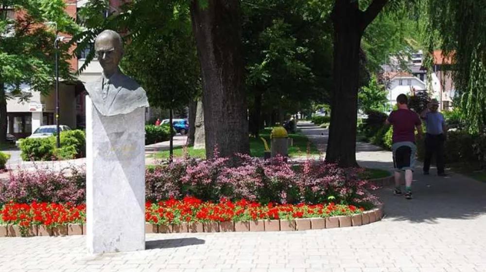 Dr. Janez Drnov&scaron;ek, častni občan Zagorja ob Savi ter nekdanji  predsednik države in vlade, ne bi želel biti upodobljen v obliki  javno postavljenega spomenika, je ocenilo trboveljsko okrajno  sodi&scaron;če. O morebitni pritožbi na vi&scaron;je sodi&scaron;če bodo občinski  svetniki odločali na dana&scaron;nji izredni seji.