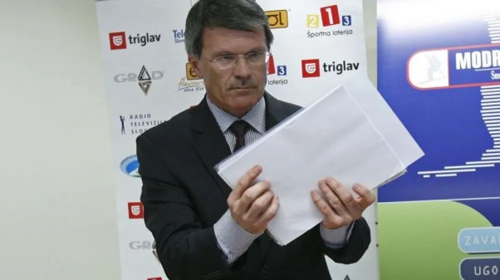 Za vsega nekaj tisoč evrov  je podjetnik Matija Kahne Stanislavu Valantu (levo) in Zoranu Bo&scaron;koviću (desno) prodal dve mali družbi, v kateri je pred tem &raquo;zapakiral&laquo; za 350.000 evrov posojil, ki sta jih sedanji in nekdanji predsednik uprave NFD Holdinga pri kamni&scaron;ki družbi najela že konec leta 2008. Namesto da bi Valant in Bo&scaron;ković ta posojila vrnila Kahnetu oziroma njegovi družbi MA-Invest, jih bosta po novem vračala kar sama sebi.