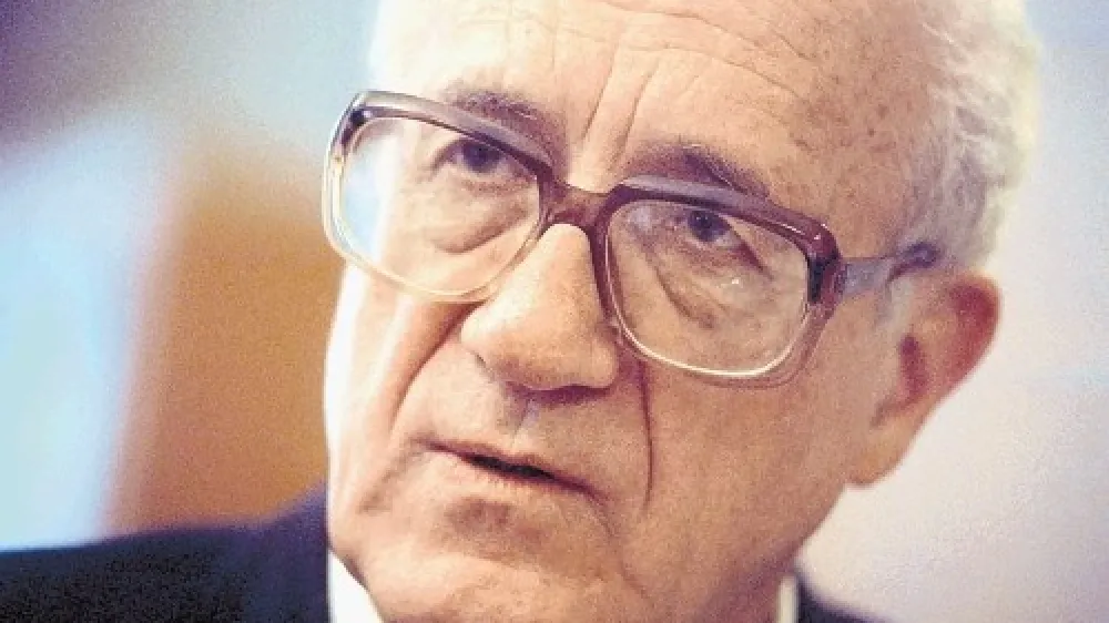 Zbirka Zbrana dela slovenskih pesnikov in pisateljev izhaja  od  leta 1946, ko jo je ustanovil Anton Ocvirk. Zadnjih dvajset let  jo je urejal akademik France Bernik (na fotografiji), lani pa je  njeno urejanje prevzel Matija Ogrin.