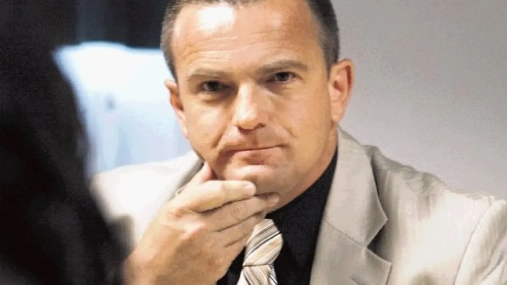 Javor Pivka, ki je v  hudih finančnih  težavah in se  otepa stečaja, je  konec lanskega  leta ostal brez ene  največjih odvisnih  družb &ndash; Javor  Stroji, saj jo je  kmalu zatem  razre&scaron;eni  predsednik uprave  Bruno Komac (na  fotografiji) prodal.