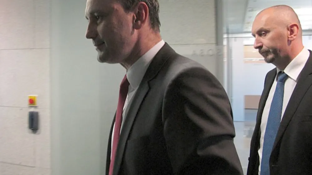 Ugotovitve Banke Slovenije bodo bržčas ključnega pomena pri odločitvi nadzornikov o novem predsedniku uprave banke. O njegovem imenovanju naj bi namreč nadzorni svet razpravljal že na seji, ki bo v prvi polovici februarja. Po tistem, ko naj bi se iz postopka izbire umaknil Ale&scaron; Hauc,  naj bi v igri ostal le aktualni predsednik uprave Andrej Plos (desno). A tega bi lahko kot nekdanjega člana uprave Matjaža Kovačiča (levo) morda odnesle prav ugotovitve revizije, saj naj bi nekateri nadzorniki njegovemu imenovanju nasprotovali zaradi načela solidarne odgovornosti.