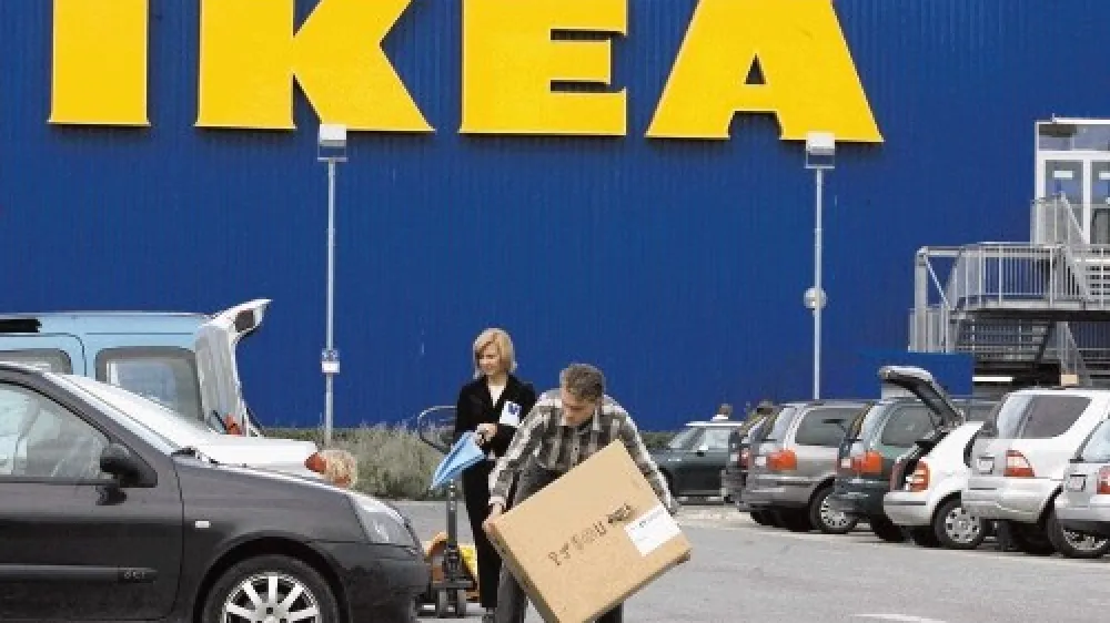 Tudi nakupi pohi&scaron;tva v vile&scaron;ki Ikei, kjer predstavljajo Slovenci skoraj &scaron;estino vseh strank, morajo biti opravljeni s "plastičnim denarjem", če skupni znesek računa presega vsoto 1000 evrov.