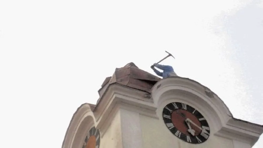 Cerkev Marije Vnebovzete v Domžalah, ki je bila sezidana leta 1896 in posvečena leta 1898, je v sredo ostala brez zvonika.