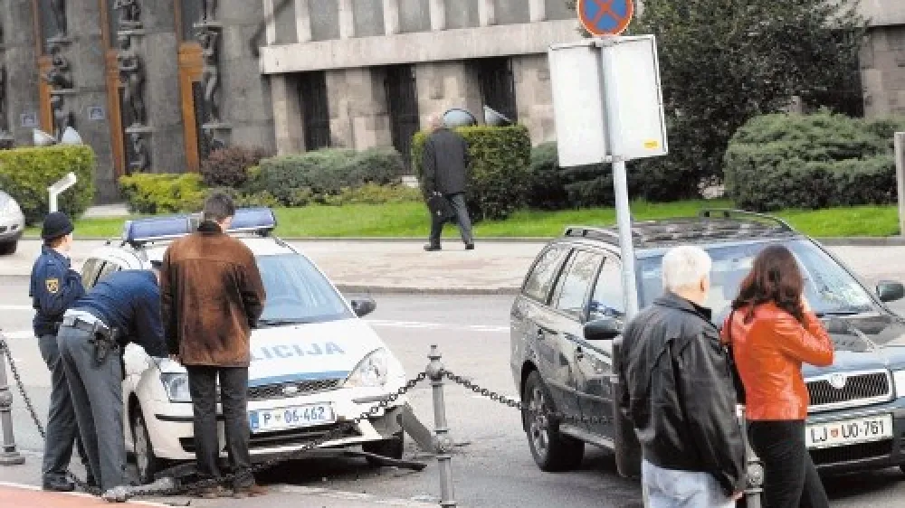Če v prometni nesreči nastane le manj&scaron;a materialna &scaron;koda, si izmenjajte podatke in v celoti izpolnite evropsko poročilo o nezgodi. Če je &scaron;koda večja ali  je pri&scaron;lo do telesnih po&scaron;kodb, je treba poklicati policijo.