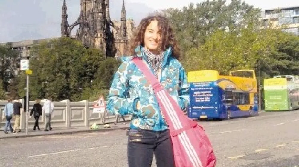 Nensi Bangoura o predavanjih na &scaron;kotski fakulteti: Prvič v življenju je prej dolgočasno pravo postalo zanimivo, ko ga je predaval Grk v angle&scaron;čini z me&scaron;anico &scaron;kotskega in eksotičnega naglasa. Kak&scaron;en potencial je indijski trg, nam je iz prve roke predaval profesor iz Indije, ko pa se je bilo treba posvetiti analizi podjetja Fructal, nam je pomoč ponudil profesor, ki je del svojega življenja preživel v biv&scaron;i Jugoslaviji.