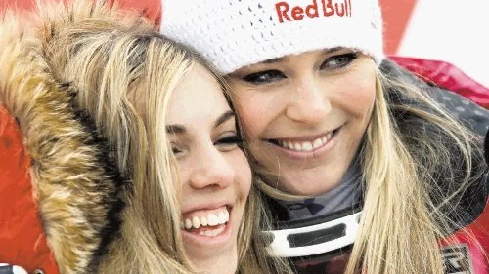 Laura Kildow (levo) je v novinarskem sredi&scaron;ču v Garmisch-Partenkirchnu potrdila besede sestre Lindsey, ki je, kot je to v njeni navadi, po jubilejni 50. zmagi v svetovnem pokalu dolgo odgovarjala na novinarska vpra&scaron;anja.