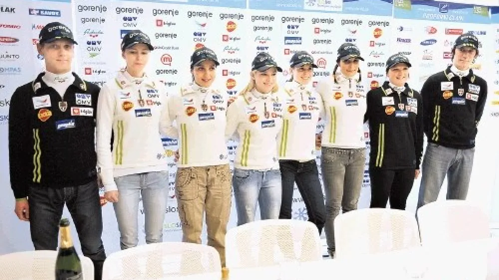 Pred žensko slovensko reprezentanco v smučarskih skokih (od  leve selektor Matjaž Triplat, Katja Požun, Maja Vtič, &Scaron;pela  Rogelj, Ur&scaron;a Bogataj, Anja Tepe&scaron;, Manja Pograjc in pomočnik  selektorja Primož Peterka) je vrhunec sezone v Ljubnem.