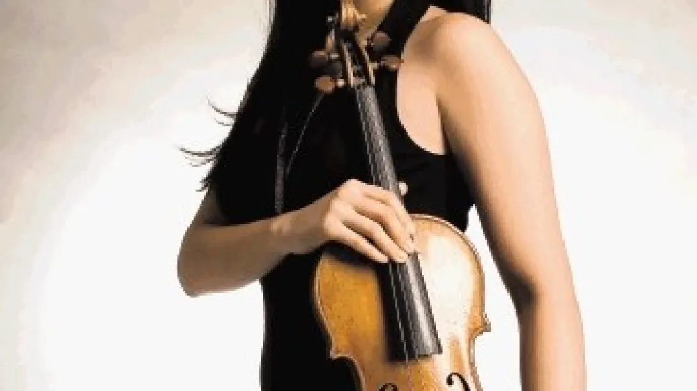 Ena najbolj talentiranih violinistk ta  hip, korejska umetnica Ye-Eun Choi,  je varovanka Anne-Sophie Mutter in  igra na violino P. G. Rogerija (1710).  Zveza ameri&scaron;kih simfoničnih orkestrov  jo je leta 2007 imenovala za najbolj  obetajočo umetnico leta. Nastopila bo  19. aprila na festivalu Nasmeh Koreje,  in sicer v okviru abonmaja Kromatika  Simfoničnega orkestra RTV Slovenija;  dirigiral bo Marko Letonja.