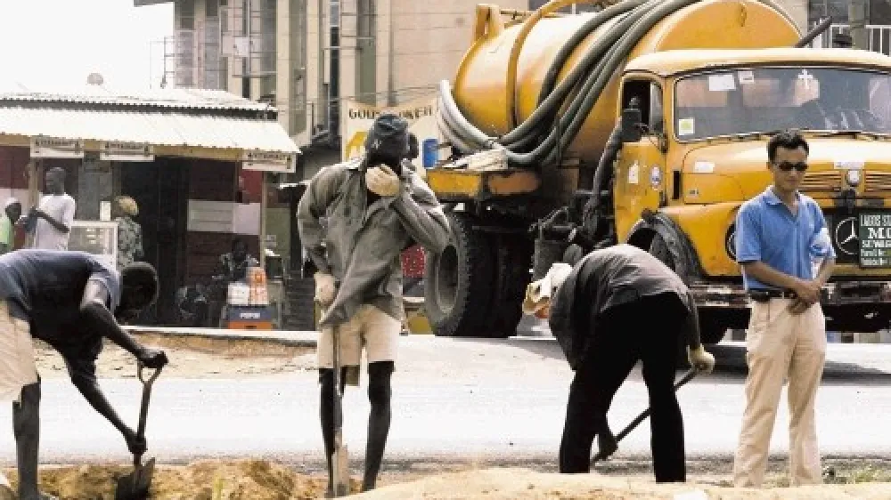 Nigerijski delavci pod nadzorom uslužbenca  kitajskega podjetja kopljejo jarke za  telekomunikacijske kable. Afrika se vse bolj  povezuje s Kitajsko, pojavljajo pa se tudi ocene, da  postaja žrtev novega neokolonializma.
