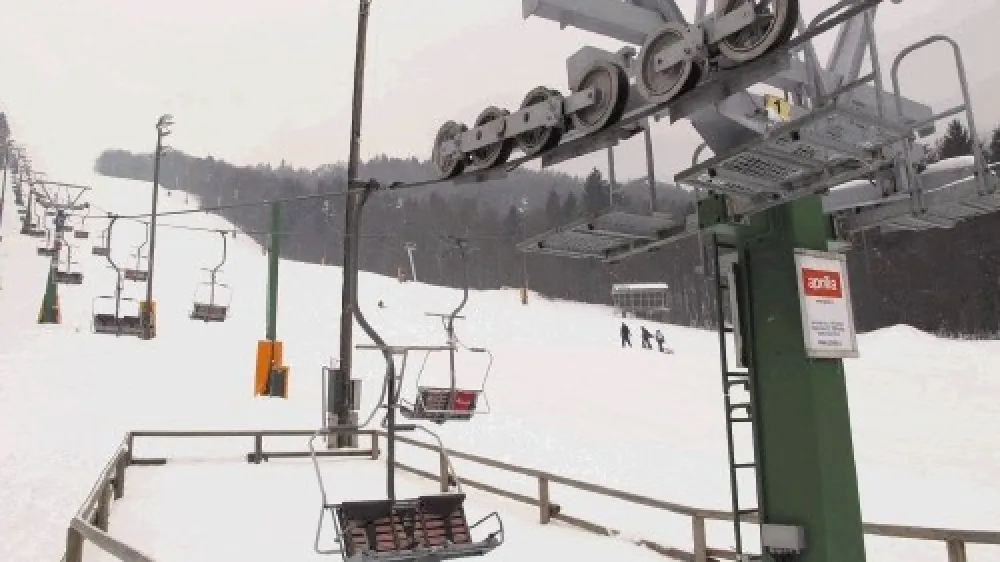Pohorski žičničarji nimajo sreče. Čeprav je leto&scaron;nja zima bela in ledeno mrzla,  ne zmorejo urediti smuči&scaron;ča do snežnega stadiona na vznožju hriba, ker jim je  suha jesen izpraznila vodna zajetja za umetno zasneževanje.