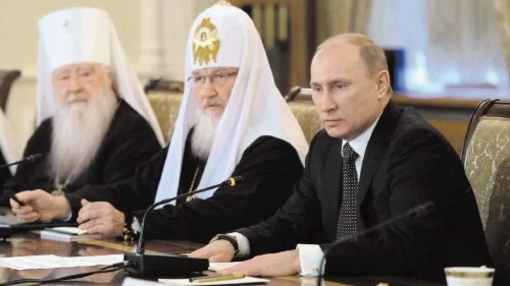 Patriarh ruske pravoslavne cerkve Kiril (na sredini) je skupaj z glavnim ruskim rabijem in muftijem izrekel podporo  premierju Vladimirju Putinu (desno) na predsedni&scaron;kih volitvah, ki bodo čez tri tedne.