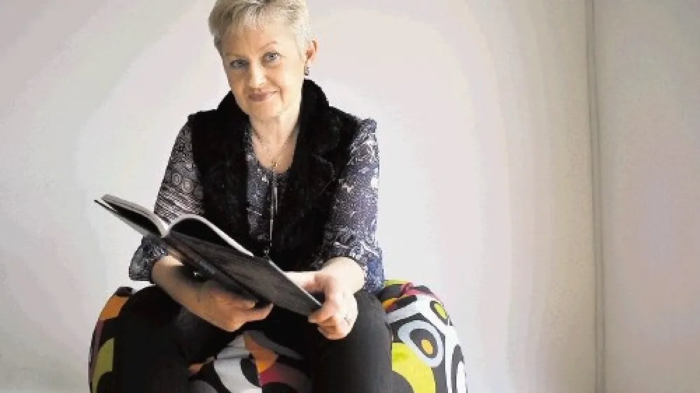 "Na univerzi smo imeli nekaj slovenskih prevodov ruskih del, ki so bila prepovedana. Tako sem nekatere ruske avtorje,  ki jih nisem mogla brati v maternem jeziku, spoznala &scaron;ele prek slovenskih prevodov," o tem, kako je znanje sloven&scaron;čine  v Rusiji pred perestrojko pri&scaron;lo &scaron;e kako prav, razlaga prevajalka Žana Perkovskaja.