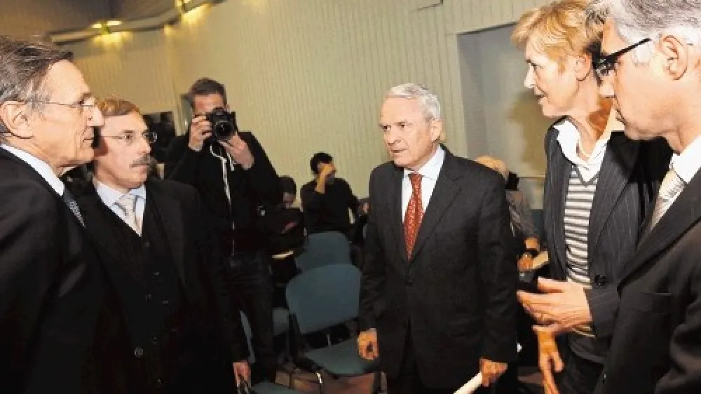 Podjetja so prezadolžena in enostavnih re&scaron;itev prezadolženih podjetij ni, je na včeraj&scaron;nji razpravi o vlogi bank pri re&scaron;evanju finančnih težav podjetij poudaril prvi mož SID banke Sibil Svilan (drugi z leve), predsednica upravnega odbora SKB banke Cvetka Sel&scaron;ek (druga z desne) pa je menila, da v primeru prezadolženih podjetij tudi novi krediti niso pravi odgovor.