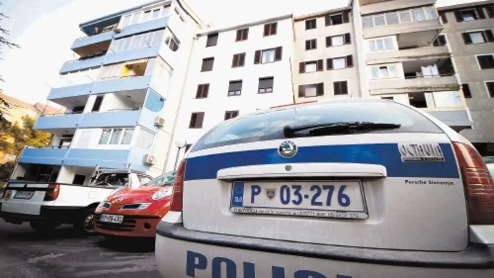 Komaj petletni otrok je padel skozi na fotografiji označeno okno v četrtem nadstropju.