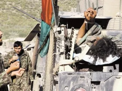 Stiki afganistanskih oblasti s talibani obstajajo na boji&scaron;ču (na fotografiji) in na zakulisnem političnem parketu. Generalni sekretar Nata Rasmussen napoveduje ohranitev voja&scaron;kega pritiska na talibane. "Večji kot bo voja&scaron;ki pritisk, večje so možnosti za njihovo spoznanje, da jim voja&scaron;ko ne bo uspelo zmagati, in bodo zato raje od&scaron;li za pogajalsko mizo."