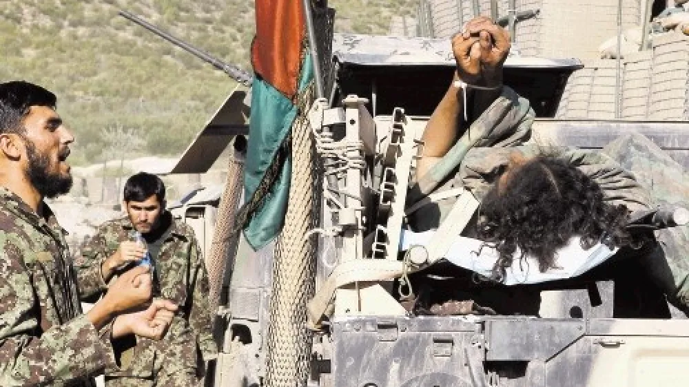 Stiki afganistanskih oblasti s talibani obstajajo na bojišču (na fotografiji) in na zakulisnem političnem parketu. Generalni sekretar Nata Rasmussen napoveduje ohranitev vojaškega pritiska na talibane. "Večji kot bo vojaški pritisk, večje so možnosti za njihovo spoznanje, da jim vojaško ne bo uspelo zmagati, in bodo zato raje odšli za pogajalsko mizo."