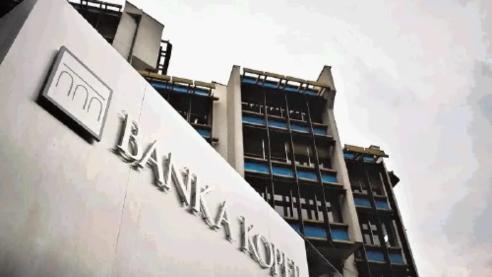 Medtem ko v Hypo Alpe Adria Bank  s prevzemom borzne hi&scaron;e Certius krepijo svojo dejavnost investicijskega bančni&scaron;tva, v Banki Koper zaradi neekonomičnosti to dejavnost prodajajo. Prodaja naj bi bila po nekaterih informacijah zaključena že v nekaj tednih, za nakup pa naj bi se poleg nekaterih bank zanimale tudi Alta Invest, Ilirika in Perspektiva.