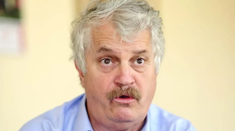 Srečko Čater trdi, da predstavniki zavarovalnice Adriatic &scaron;e  vedno stojijo na nasprotnem bregu in dokončnega dogovora o  re&scaron;itvi nastale situacije &scaron;e ni. Za zdaj so dosegli le, da  zavarovalnica začasno ne bo terjala nekdanjih delavcev za  plačilo dolga.