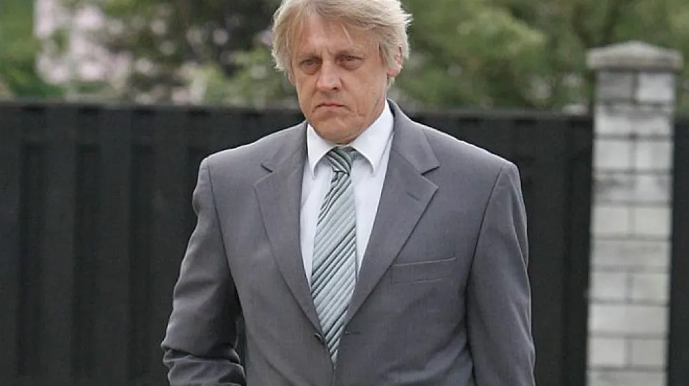 Finetol pod vodstvom Janka Kastelica nima veliko časa za svojo re&scaron;itev pred finančnim zlomom. Dogovor o delnem odpisu ali pretvorbi dela posojil v kapital morajo namreč  z bankami skleniti &scaron;e pred pripravo bilanc za lansko leto, saj bodo morali v nasprotnem primeru prikazati negativen kapital in začeti z insolvenčnimi postopki, ki bi drastično spremenili razmerja v sistemu NFD.