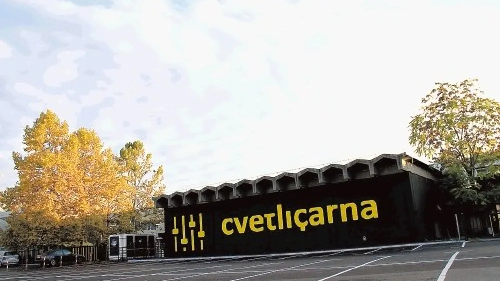 Stara ekipa Cvetličarne bo odslej le upravljalec prizori&scaron;ča in ne več organizator prireditev. Poleg tega bodo klub pred  ponovnim odprtjem &scaron;e raz&scaron;irili.  Prostor, ki zdaj lahko sprejme do 750 obiskovalcev in ima na voljo 100 parkirnih prostorov, bo po novem lahko sprejel 1500 obiskovalcev, od tega 400 na prenovljeni galeriji, povečali bodo tudi kadilnico in preuredili  sanitarije.