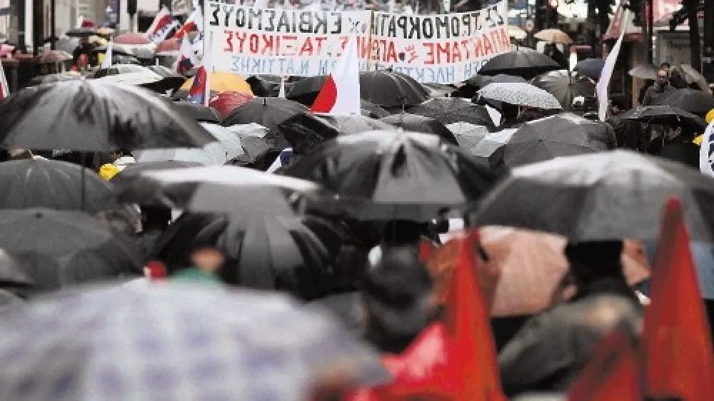 Pot do novega  paketa pomoči Grčiji &scaron;e ni končana &ndash; poleg  zelene luči evropskih držav mora gr&scaron;ki parlament potrditi &scaron;e vse varčevalne ukrepe. Glasovanje o slednjih je bilo na  sporedu včeraj, zaradi česar je ulice Aten preplavilo na  tisoče protestnikov, ki so izražali ogorčenje nad ravnanjem svojih politikov.