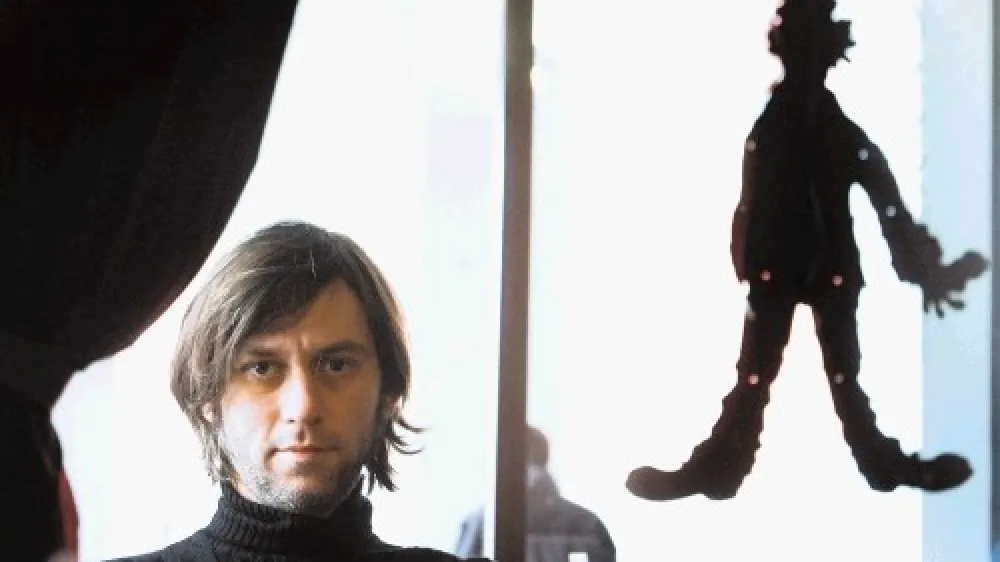 Klemen Dvornik: Pri filmu Kruha in iger mi je &scaron;lo za dva hommagea ali  poklona: najprej sami televiziji, ob kateri sem v otro&scaron;kih letih preživel precej  časa, in tistemu pomembnemu in nenavadnemu obdobju ob koncu 80. let  prej&scaron;njega stoletja.