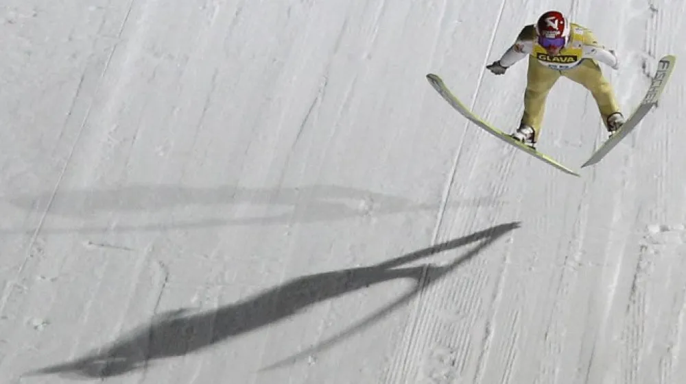 Robert Kranjec (na fotografiji) je &scaron;tevilo poletov prek 200 metrov povečal na 116 in postavil nov svetovni rekord,  saj je bil do sinoči na prvem mestu Poljak Adam Malysz s 114 poleti.