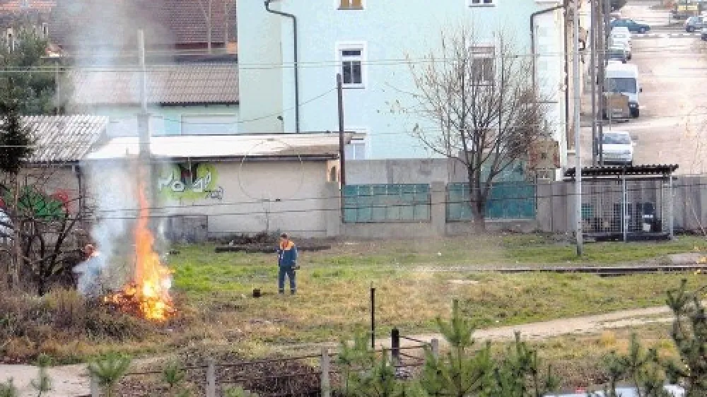 Kurjenje tako v pečeh kot na prostem v naseljih na nacionalni ravni ni posebej regulirano, in&scaron;pektorji lahko ukrepajo le,  kadar občani oziroma podjetja kurijo prepovedane materiale oziroma odpadke. So pa nekatere občine sprejele poseben  odlok o prepovedi kurjenja v naselju.