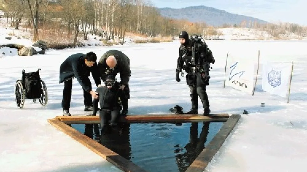 "Edina razlika pri tem potopu je bila v temperaturi, drugače pa je podvodni svet lep pod ledom in brez njega," je  edinstveno doživetje opisala Klavdija Poropat, ki se je s &scaron;e dvema kolegoma s po&scaron;kodbo hrbtenjače podala pod ledeno  ploskev kočevskega jezera.