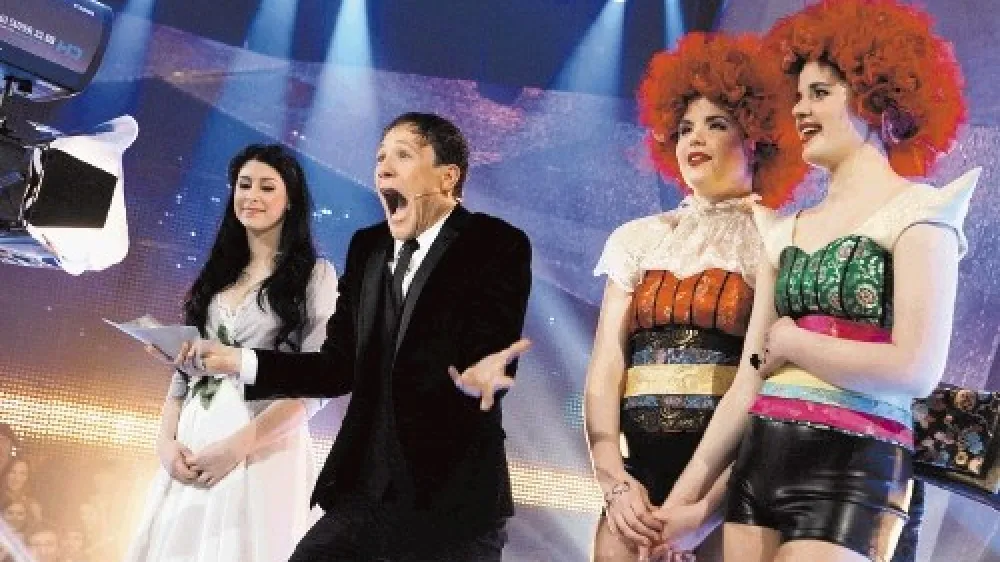 Klemen Slakonja, ki je odlično vodil zaključno oddajo Misija Ema, je pred razglasitvijo rezultatov v napetosti držal vse tri  pevke.