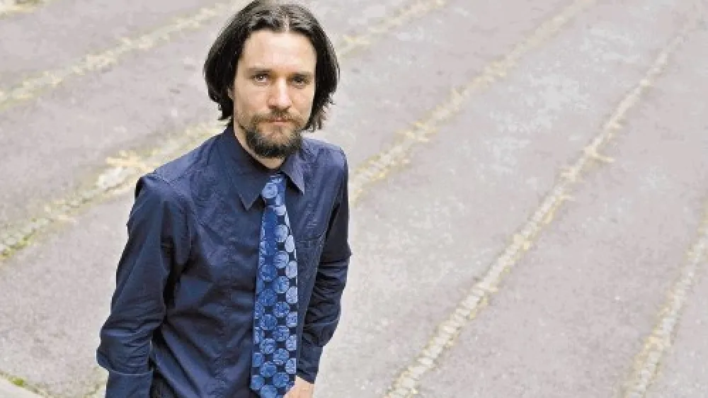 Vasko Atanasovski: Besedilo, s formami kitic in refrenov, te na neki način lahko postavi v pop kli&scaron;eje, v in&scaron;trumentalni  glasbi si načeloma manj omejen. In v izziv mi je bilo, da naredim komade, ki ne bi bili kli&scaron;ejski, čeprav so precej pisani.